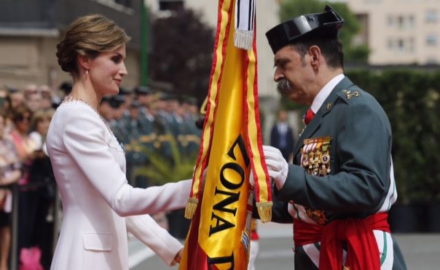 Su Majestad la Reina hace entrega de la bandera al general jefe de la 11ª Zona de la Guardia Civil, Comunidad Autónoma del País Vasco