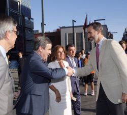 Don Felipe saluda en el exterior del Palacio de los Deportes de la Comunidad de Madrid a las autoridades asistentes a la Final