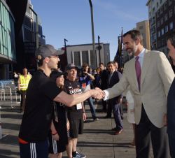 Don Felipe saluda a varios voluntarios participantes en la organización de la Final en el exterior del Palacio de los Deportes de la Comunidad de Madr