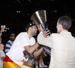 Don Felipe entrega el trofeo al capitan del Real Madrid, Felipe Reyes