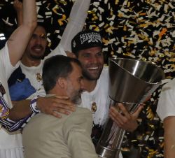 El Rey felicita al capitan del Real Madrid, Felipe Reyes, por la victoria en la Final