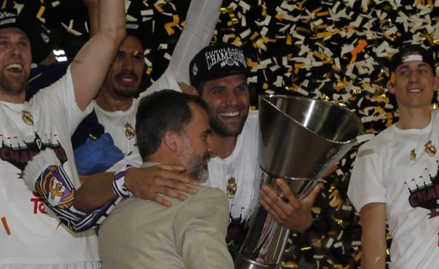El Rey felicita al capitan del Real Madrid, Felipe Reyes, por la victoria en la Final