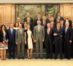 Sus Majestades los Reyes con los representantes de la iniciativa de la Alianza para la Formación Profesional Dual