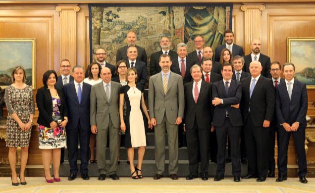Sus Majestades los Reyes con los representantes de la iniciativa de la Alianza para la Formación Profesional Dual