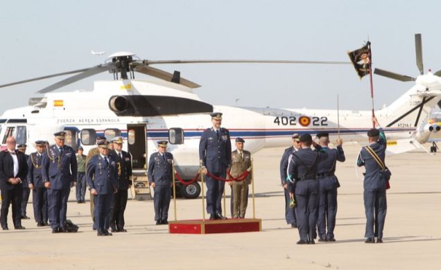 Su Majestad el Rey, a su llegada a la Base Aérea de Torrejón, recibe honores 