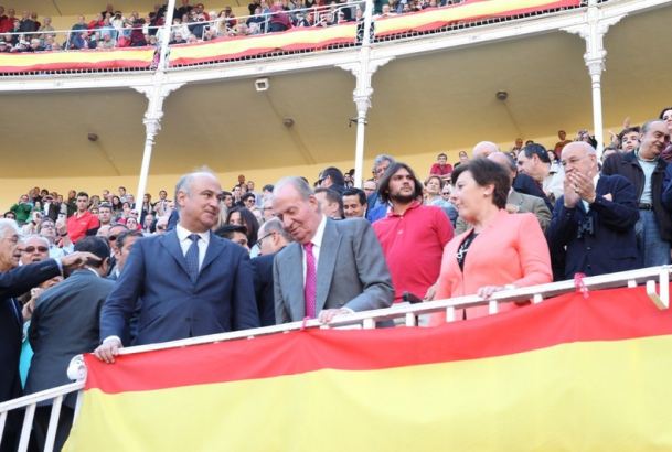 Don Juan Carlos acompañado por el subsecretario de Educación, Cultura y Deporte y presidente de la Comisión Nacional de Asuntos Taurinos, Fernando Ben