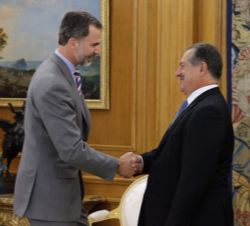 Su Majestad el Rey recibe el saludo del presidente y consejero delegado de Dow Chemical Company, Andrew N. Liveris.
