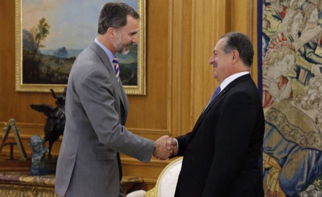 Su Majestad el Rey recibe el saludo del presidente y consejero delegado de Dow Chemical Company, Andrew N. Liveris.