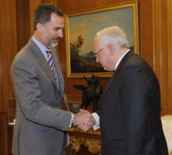 Su Majestad el Rey recibe el saludo del presidente del Tribunal Europeo de Derechos Humanos, Dean Spielmann