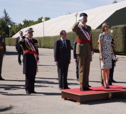 Sus Majestades los Reyes reciben honores de ordenanza