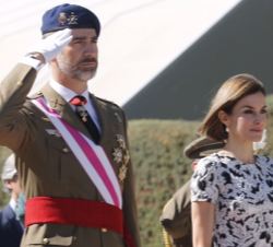 Sus Majestades los Reyes durante la interpretación del Himno Nacional