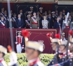 Don Felipe y Doña Letizia durante el paso de una Compañía de la Guardia Real