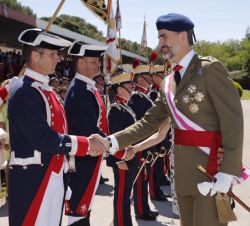 Su Majestad el Rey saluda a un alabardero