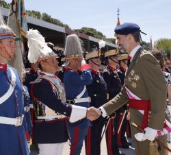 Su Majestad el Rey saluda a un coracero