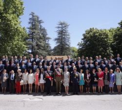 Sus Majestades los Reyes junto al personal civil que juró bandera