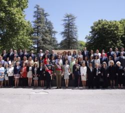 Sus Majestades los Reyes junto al personal civil que juró bandera