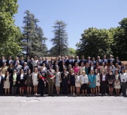 Sus Majestades los Reyes junto al personal civil que juró bandera