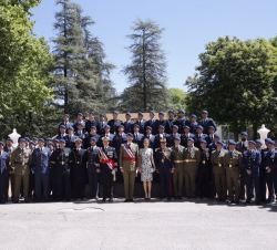 Sus Majestades los Reyes junto al personal militar que juró bandera