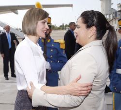 Doña Letizia es recibida a su llegada por la Primera Dama de Honduras, Ana Rosalinda García.