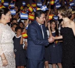 Doña Letizia es recibida por el Presidente, Juan Orlando Hernández, y su esposa, Ana Rosalinda García.