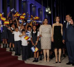 La Reina, con el Presidente de Honduras y su esposa.