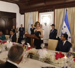 Su Majestad la Reina, en su intervención en la cena ofrecida por el Presidente de Honduras y su esposa.