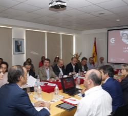 Vista general de la reunión de trabajo de Su Majestad la Reina con los representantes de la cooperación internacional en Honduras.