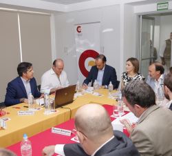 Vista general de la reunión de trabajo de Su Majestad la Reina con los representantes de la cooperación internacional en Honduras.