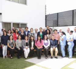 Doña Letizia, con los trabajadores de la Oficina Técnica de Cooperación.