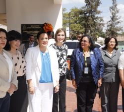 La Reina, con la Primera Dama de Honduras y las responsables de la Universidad Nacional Autónoma de Honduras y el consultorio jurídico gratuito para m