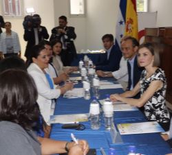 Vista general de la reunión de trabajo celebrada en el consultorio jurídico gratuito para mujeres maltratadas financiado por la AECID.