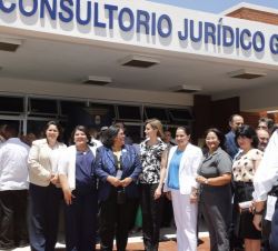 La Reina, con la Primera Dama de Honduras y las responsables de la Universidad Nacional Autónoma de Honduras y el consultorio jurídico gratuito para m