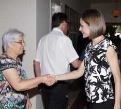 Doña Letizia saluda a los representantes de la colectividad española que realiza labores de cooperación en la recepción ofrecida en la Embajada de Esp