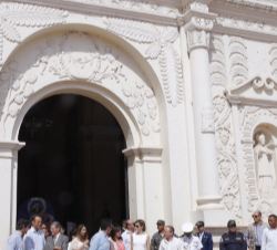 La Reina y la Primera Dama de Honduras, junto con las personalidades que las acompañaban, en la Catedral Inmaculada Concepción.