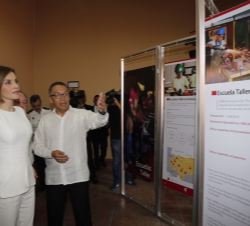 La Reina atiende a las explicaciones sobre las Escuelas Taller de Comayagua.