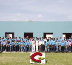 Doña Letizia y la Primera Dama de Honduras, con los alumnos de las Escuelas Taller de Comayagua.