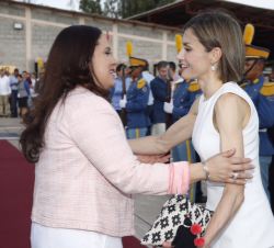 La Primera Dama de Honduras despide a Su Majestad la Reina antes de partir hacia El Salvador.