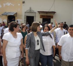 Su Majestad la Reina a la salida del Ayuntamiento, saluda a los vecinos del municipio salvadoreño de Suchitoto
