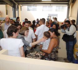 Su Majestad la Reina visita el mercado municipal de Suchitoto 