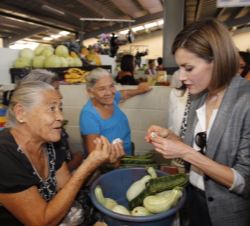 Su Majestad la Reina se interesa por los productos tipicos durante su visita al mercado municipal de Suchitoto 