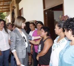 Su Majestad la Reina recorre la Casa de Mujeres de Suchitoto