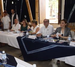 Su Majestad la Reina en la Casa de la Mujer, durante la reunión de trabajo con diputadas salvadoreñas y representantes de colectivos de la mujer en El
