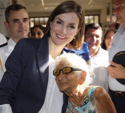Su Majestad la Reina con una usuaria de la Unidad Comunitaria de Salud Familiar Especializada "Monseñor Oscar Arnulfo Romero"