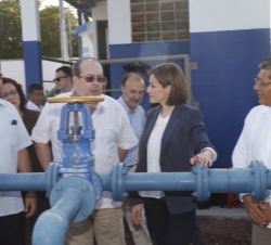 Su Majestad la Reina en la Planta de Bombeo instalada en el marco del Fondo de Cooperación para Agua y Saneamiento