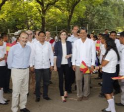 Su Majestad la Reina a su llegada a una escuela de la municipalidad de Jiquilisco