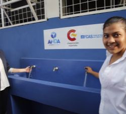 Su Majestad la Reina durante su visita al proyecto de cooperación en una escuela de un poblado cercano a Jiquilisco