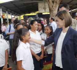 Doña Letizia saluda a unos niños durante su visita al proyecto de cooperación en una escuela de un poblado cercano a Jiquilisco 