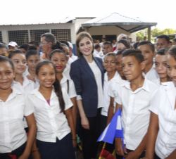 Su Majestad la Reina con unos niños durante su visita al proyecto de cooperación en una escuela de un poblado cercano a Jiquilisco 