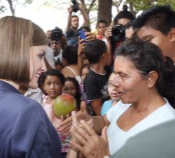 La Reina saluda a los vecinos de un poblado cercano a Jiquilisco tras visitar el proyecto de cooperación en la escuela de la localidad