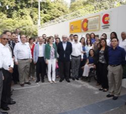 La Reina, con los representantes de la cooperación internacional en El Salvador.